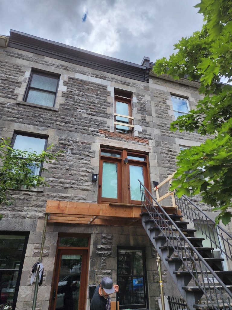 Réfection de balcons superposés Supports en acier, structure bois et soffites avec éclairage intégré. Harmonie parfaite avec la façade en pierre du Plateau Mont-Royal