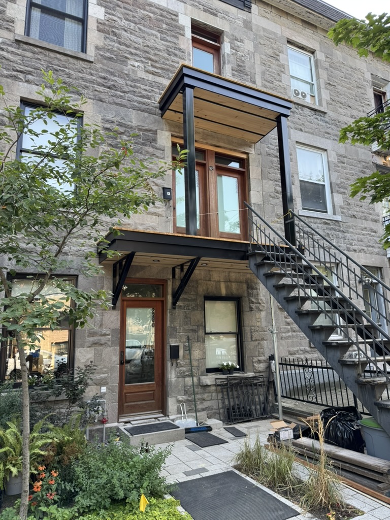 Réfection de balcons superposés
Supports en acier, structure bois et soffites avec éclairage intégré. Harmonie parfaite avec la façade en pierre du Plateau Mont-Royal.